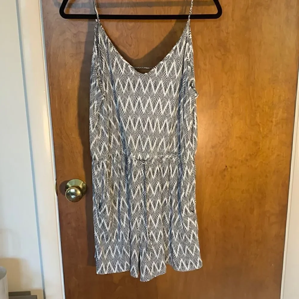 EUC basic black and white romper! Size L